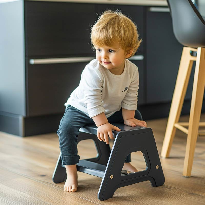 Kinderjunge auf einem schemel