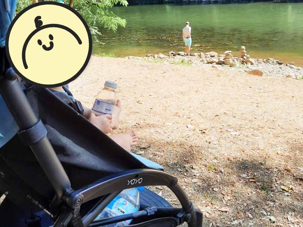 YOYO Babyzen Kinderwagen am Wasser