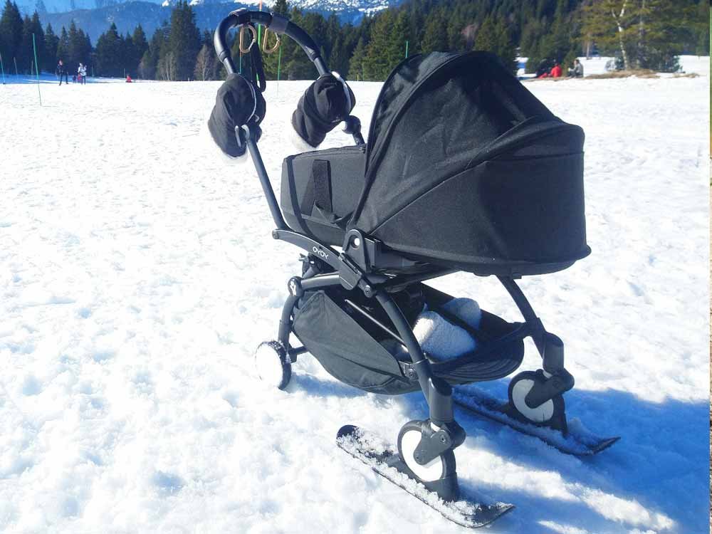 YOYO Babyzen Kinderwagen mit Skier auf Schnee