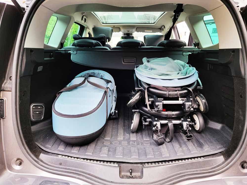 YOYO Babyzen liegewanne mit zwei YOYO Babyzen gefaltete Kinderwagen