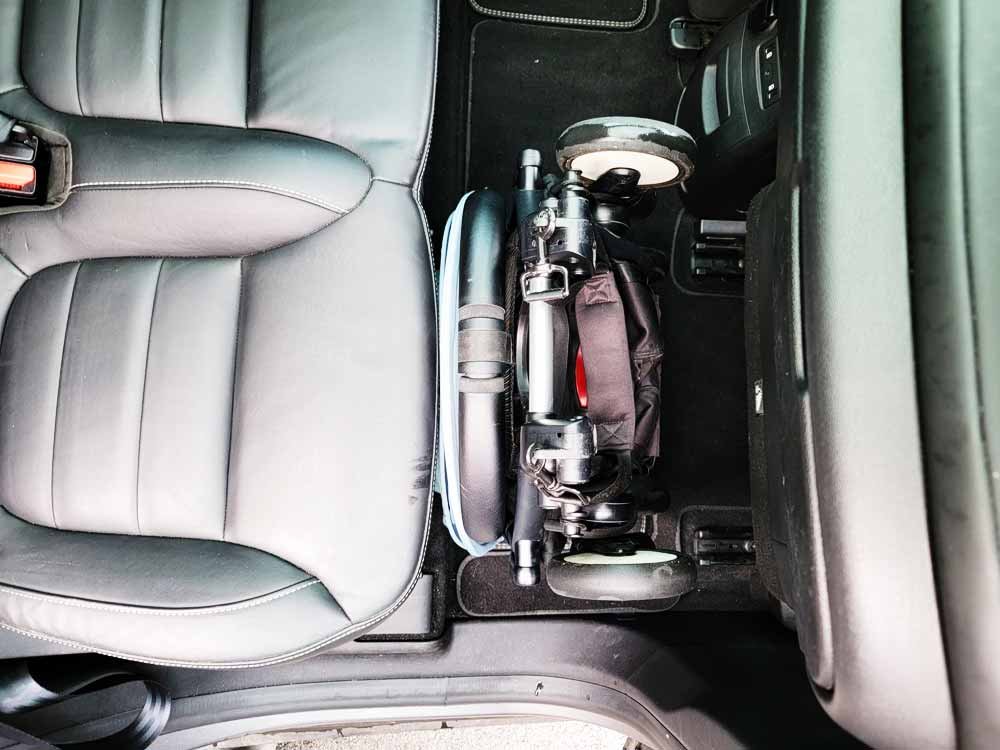 YOYO Babyzen Kinderwagen auf der Ebene des Auto -Passagiers gefaltet