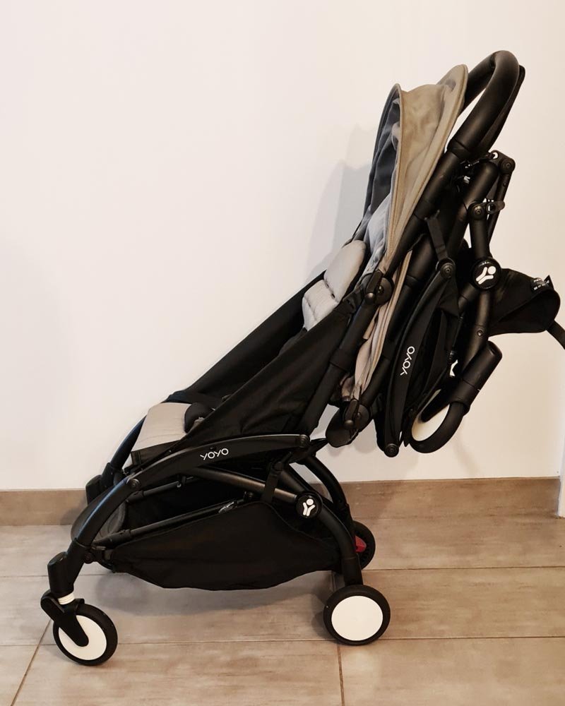 YOYO Connect -Kinderwagen an der Rückseite eines YOYO 6+ Kinderwagens gefaltet