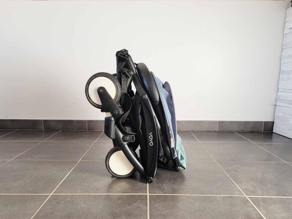 YOYO babyzen 6+ Kinderwagen, auf dem Boden allein gefaltet