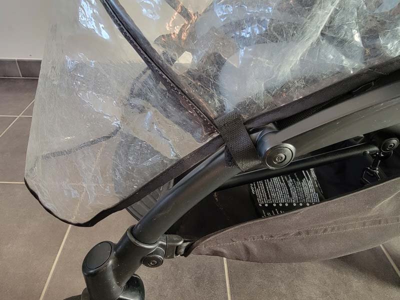 Installation Regenschutz YOYO Babyzen Pack 6+ Scratch du Bas