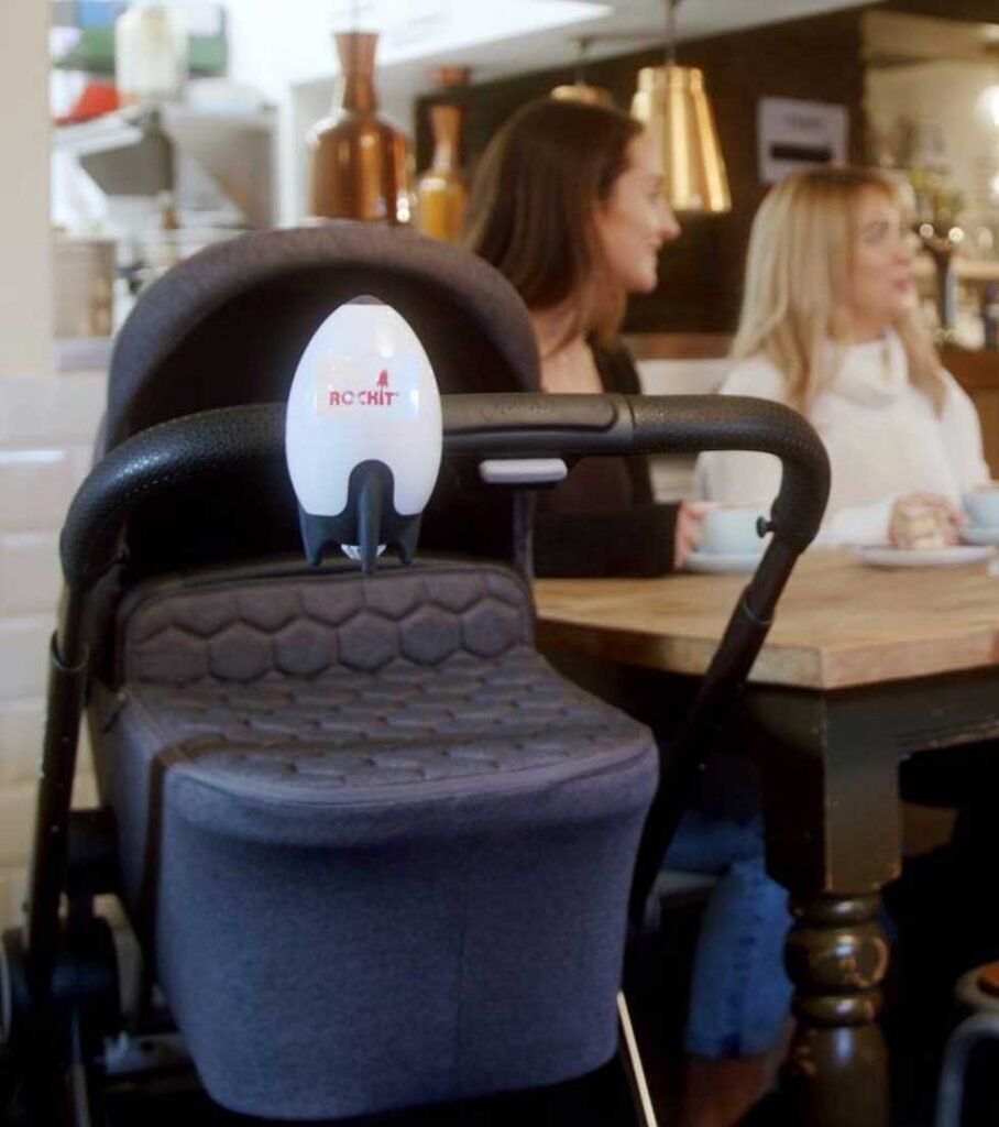 kinderwagenschaukler ROCKIT, der am Lenker eines Kinderwagens installiert ist