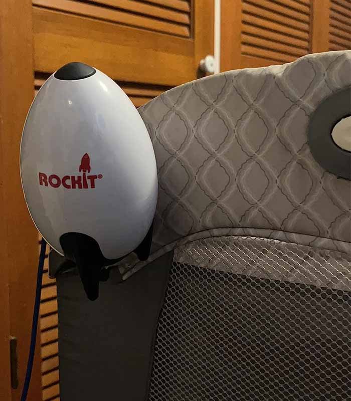 kinderwagenschaukler ROCKIT, installiert auf einem Reisebett