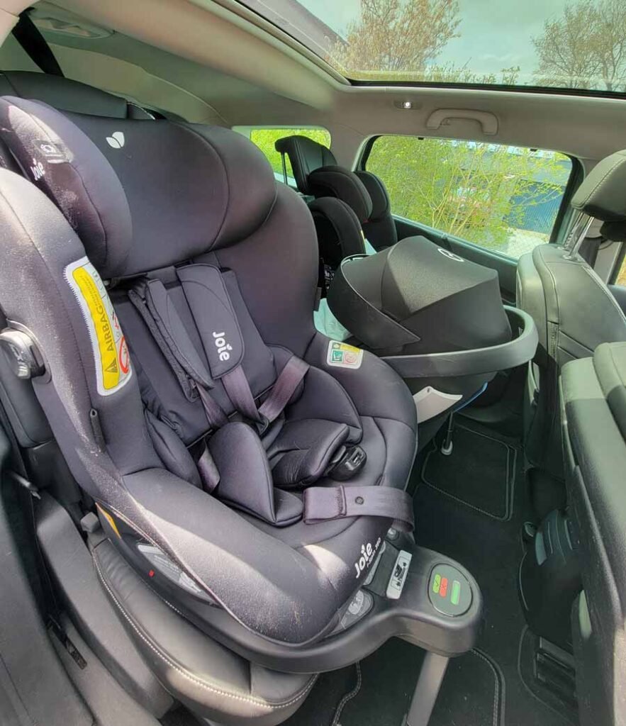 3 verschiedene Babyschalen auf der Rückbank des großen renault scenic installieren