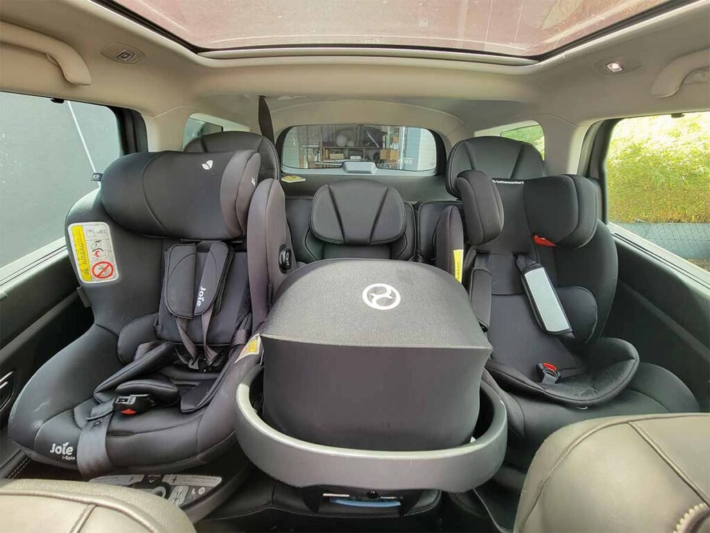 3 verschiedene Babyschalen auf der Rückbank des großen renault scenic installieren