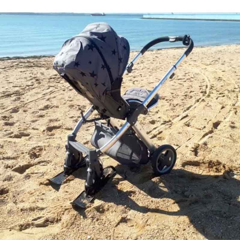 ski auf Kinderwagen am Strand